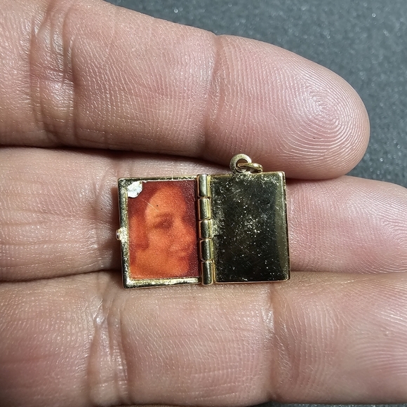 Antique Victorian Gold Tone Opening Book Locket Charm With 2 Vintage Pictures lo - Picture 4 of 6